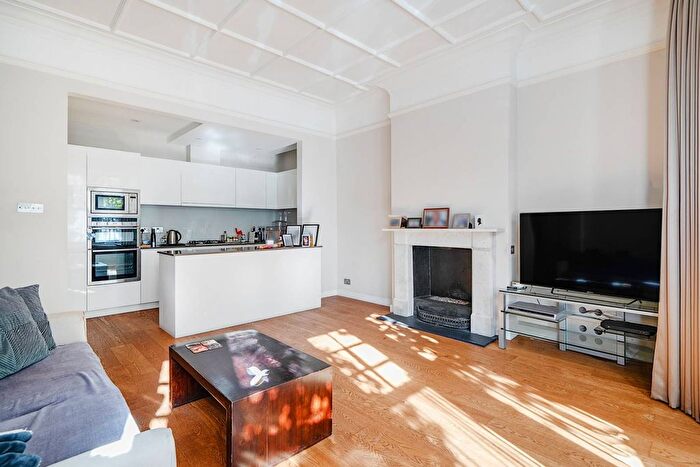 3 Bedroom Flat For Sale In Platts Lane, Hampstead, London, NW3