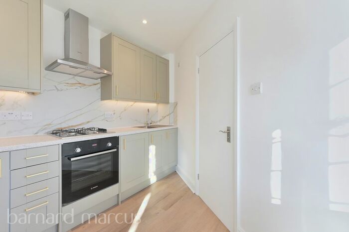 3 Bedroom Flat To Rent In Ewell Road, Cheam, Sutton, SM3