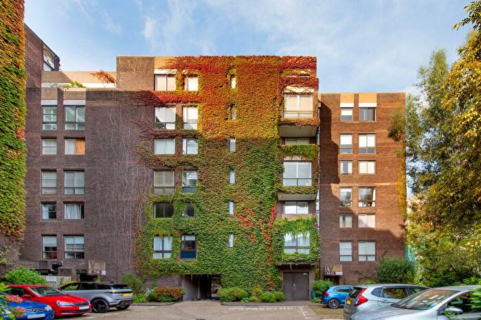 2 Bedroom Flat For Sale In Valiant House, Vicarage Crescent, SW11