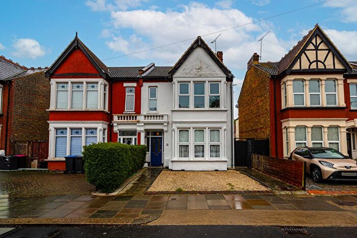 3 Bedroom Flat For Sale In Valkyrie Road, Westcliff-On-Sea, SS0