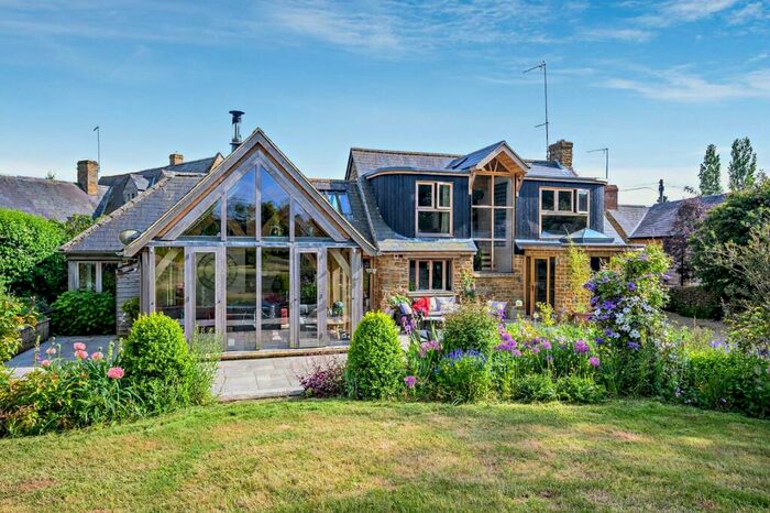 3 Bedroom Detached House For Sale In Wigginton, Banbury, Oxfordshire, OX15