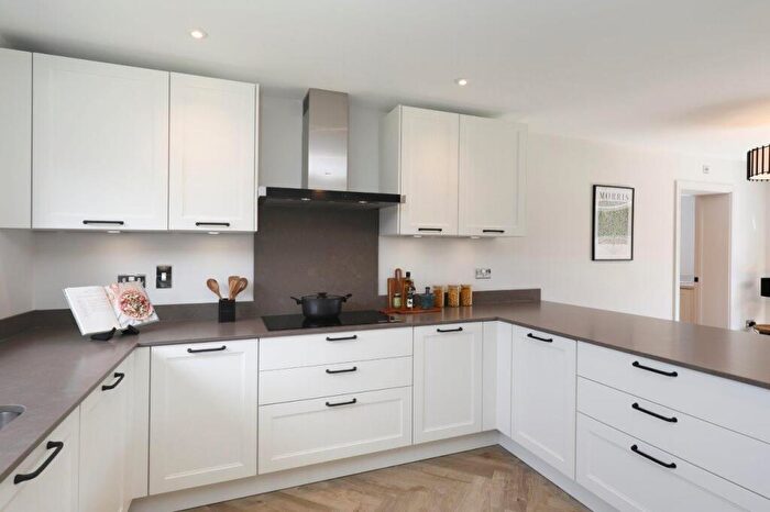 5 Bedroom Detached House For Sale In The Williow, Banstead, SM7