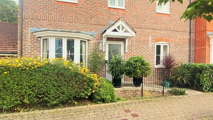 2 Bedroom Apartment To Rent In Hanbury Square, Petersfield, GU31
