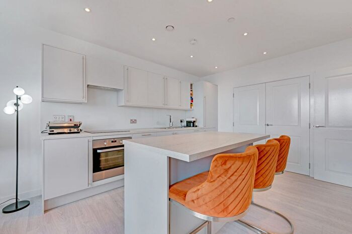 1 Bedroom Flat For Sale In Dawson Apartments, Kings Hill, Barking, IG11