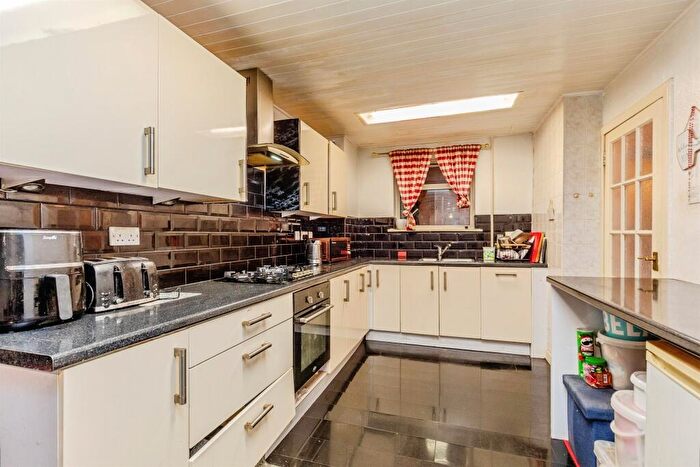 3 Bedroom Semi-Detached House For Sale In Machin Road, Bristol, BS10 - Photo 4