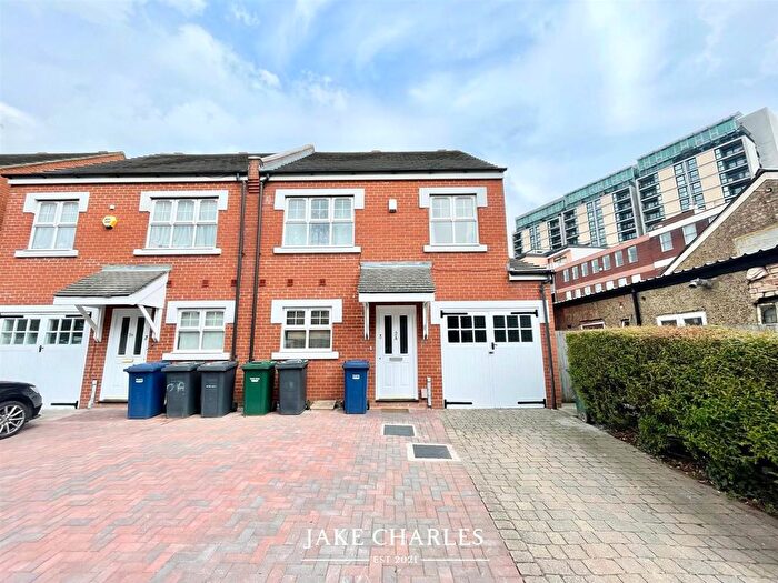 4 Bedroom Property To Rent In Dale Grove, London, N12