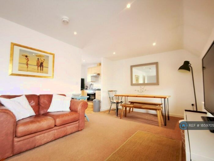 2 Bedroom Flat To Rent In Robinson Way, Bracklesham Bay, Chichester, PO20