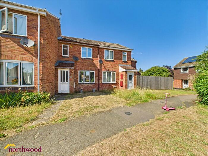 2 Bedroom Terraced House For Sale In Winchelsea Close, Banbury, OX16