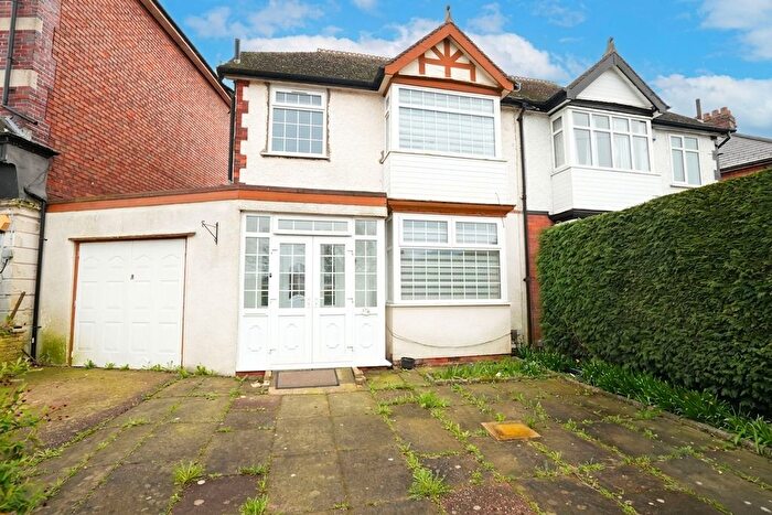 3 Bedroom Semi Detached House To Rent In Woodthorpe Road, Birmingham, B14