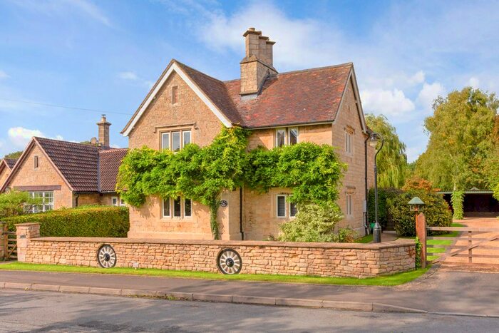 3 Bedroom Semi-Detached House For Sale In Haresfield, Stonehouse, GL10