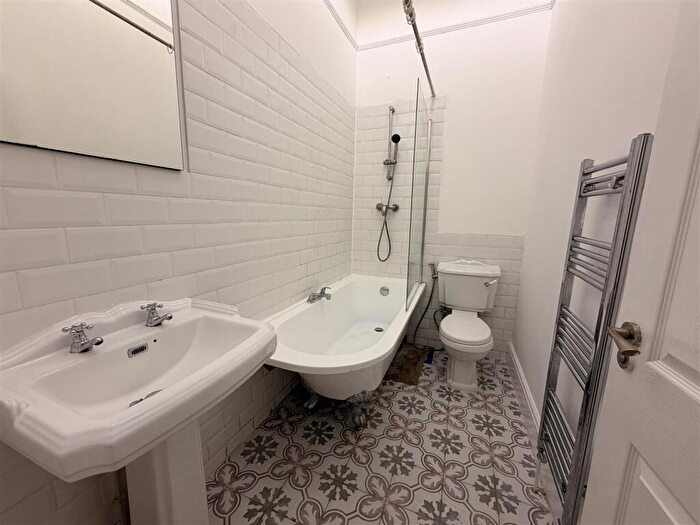2 Bedroom Flat To Rent In Flat, Richmond Road, CF24