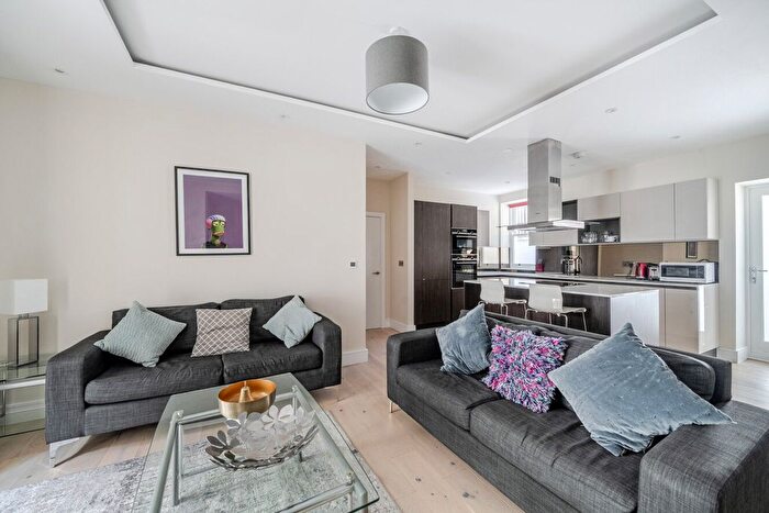 3 Bedroom Flat For Sale In Oak Hill, Surbiton, Surrey, KT6