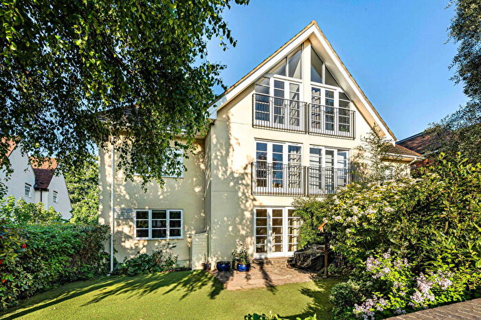 2 Bedroom Apartment For Sale In Cranley Road, Guildford, GU1