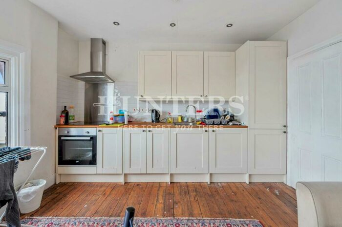 3 Bedroom Flat To Rent In Ballards Lane, London, N12