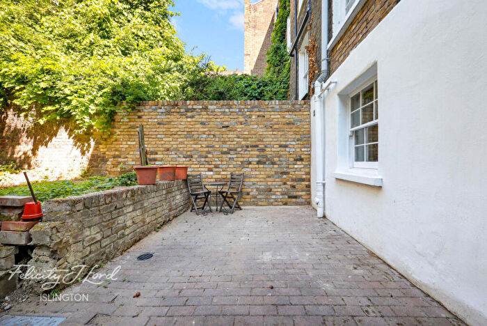 2 Bedroom Maisonette For Sale In Shepherdess Walk, London, N1