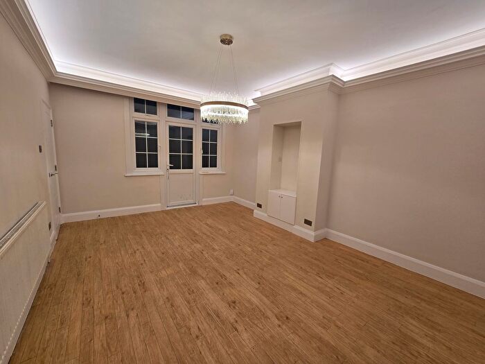 3 Bedroom Flat To Rent In Woodstock Avenue, London, NW11