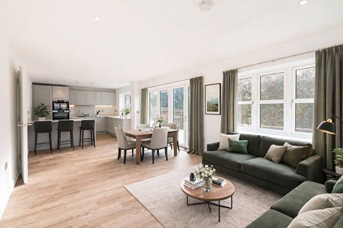 4 Bedroom Detached House For Sale In Elgrove Gardens, Halls Close, OX14