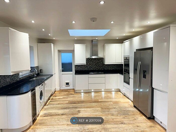 4 Bedroom Bungalow To Rent In Connaught Avenue, East Barnet, EN4