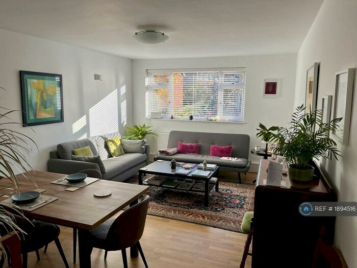 2 Bedroom Flat To Rent In Hillview Court, London, SE19