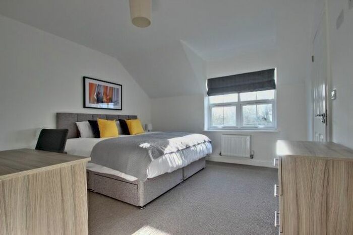 4 Bedroom Town House To Rent In Queens Court Road, Stoke-On-Trent, ST4