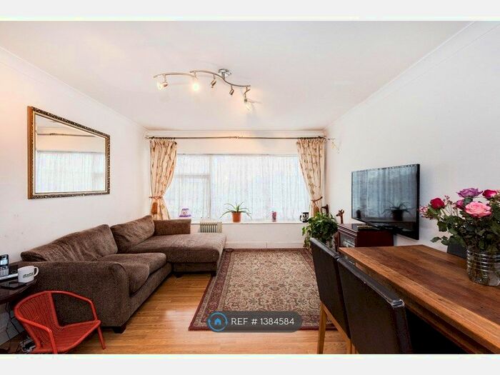 2 Bedroom Flat To Rent In Chadwell Avenue, Romford, RM6
