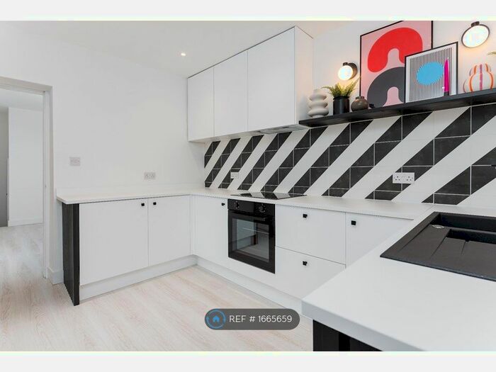 2 Bedroom Flat To Rent In Aigburth Road, Liverpool, L19