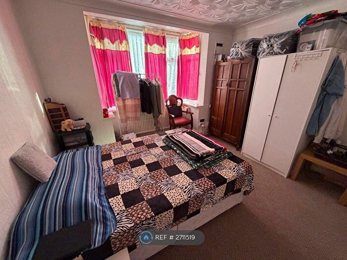 4 Bedroom Semi Detached House To Rent In Clevedon Gardens, Hounslow, TW5