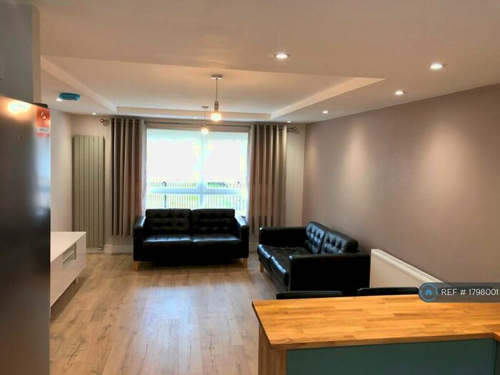 3 Bedroom Flat To Rent In Mcaslin Court, Glasgow, G4