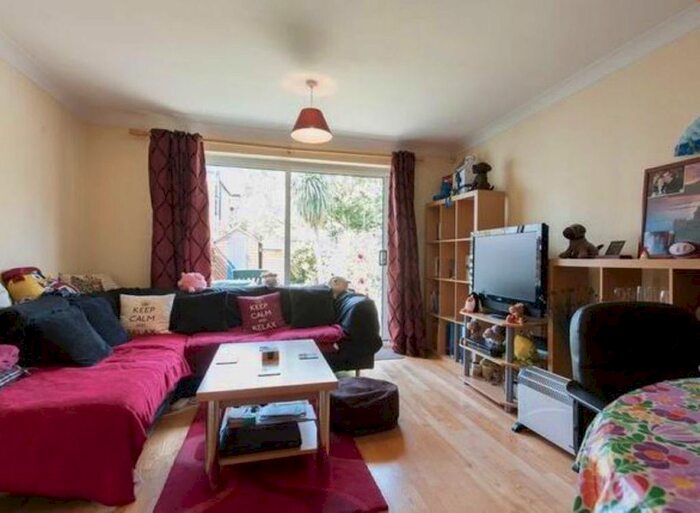 2 Bedroom Property To Rent In Tawny Close, London, W13