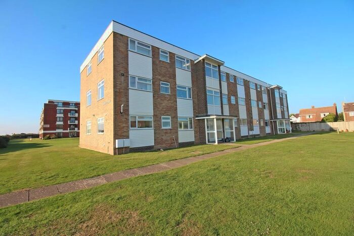 3 Bedroom Flat To Rent In Osborne Court, Victoria Road, Milford On Sea, Hampshire, SO41