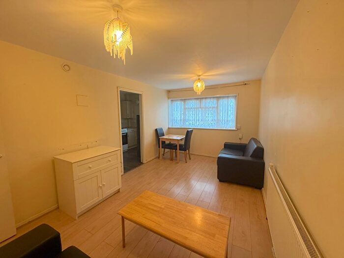 1 Bedroom Flat To Rent In Midsummer Avenue, Hounslow, TW4