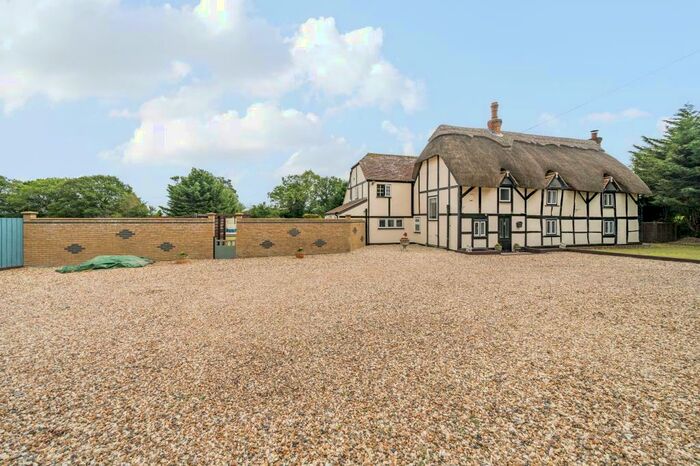 3 Bedroom Detached House For Sale In Crookham Common, RG7