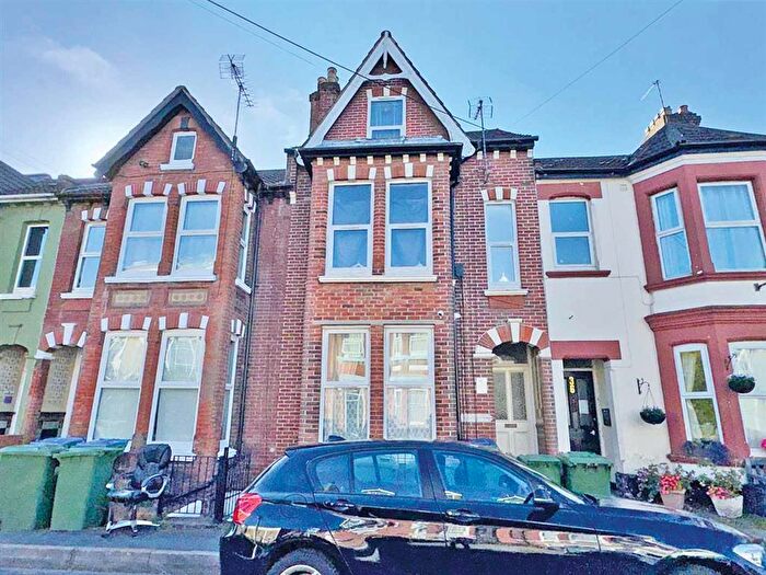 2 Bedroom Flat For Sale In The Polygon, Southampton, SO15