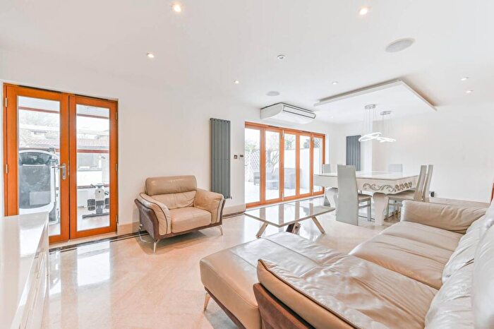 4 Bedroom Terraced House For Sale In Castleton Road, Mitcham, CR4