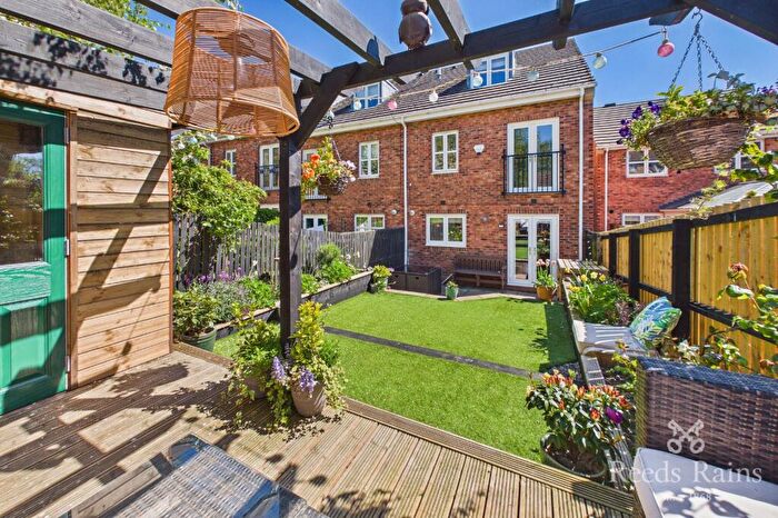 3 Bedroom End Of Terrace House For Sale In Laithe Hall Avenue, Cleckheaton, West Yorkshire, BD19