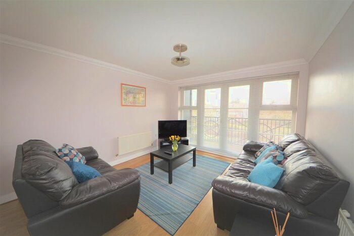 2 Bedroom Flat To Rent In Briar Close, East Finchley, N2