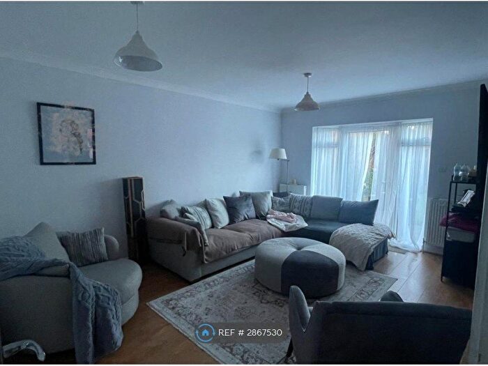 2 Bedroom Flat To Rent In The Vineries, London, N14