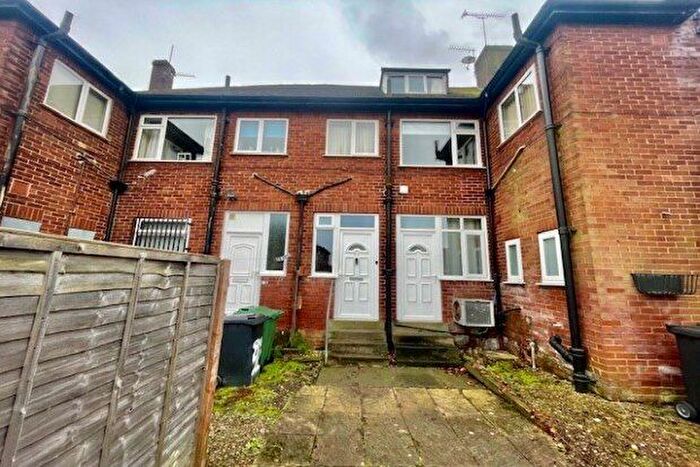 3 Bedroom Flat To Rent In Pendas Way, Leeds, LS15