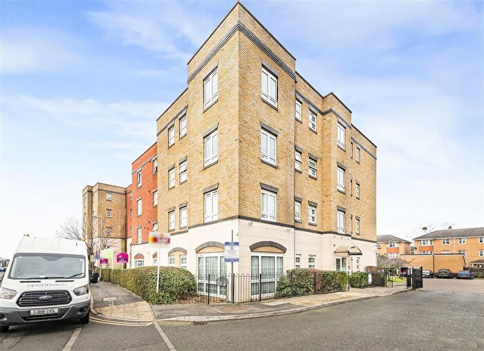 2 Bedroom Flat For Sale In Holyhead Mews, Cippenham, Slough, SL1