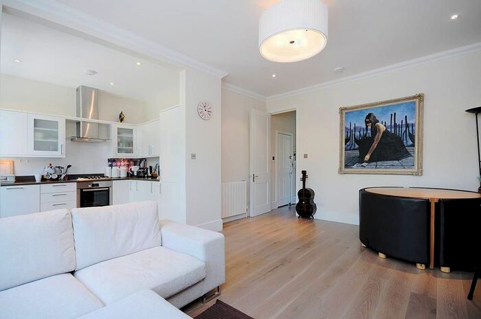 2 Bedroom Flat To Rent In Elsham Road, London, W14