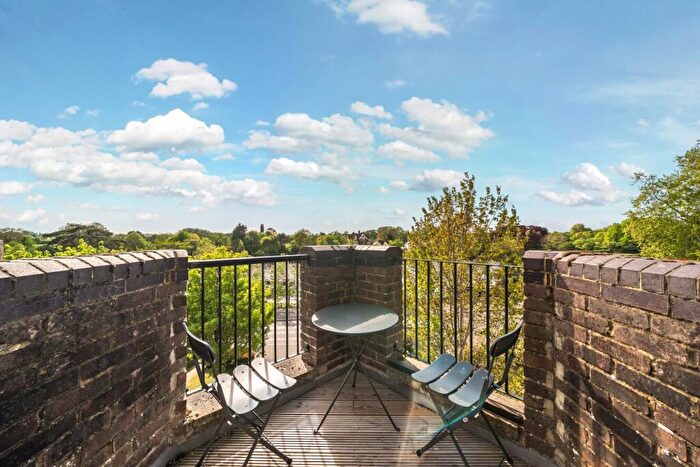 2 Bedroom Flat For Sale In Portsmouth Road, Kingston Upon Thames, KT1