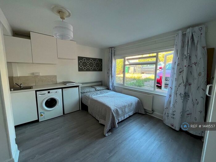 Studio To Rent In Clitterhouse Road, London, NW2