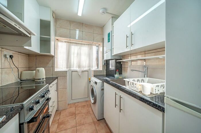 3 Bedroom Flat To Rent In Bardsley Lane, London, SE10