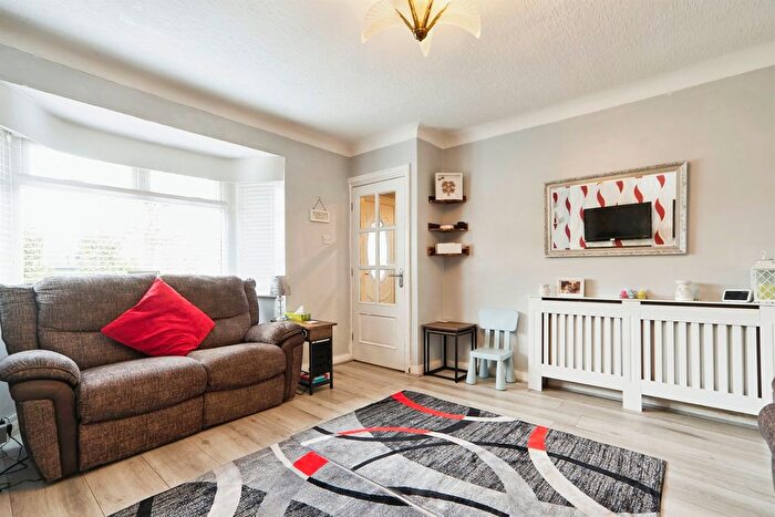 3 Bedroom Semi-Detached House For Sale In Wykebeck Valley Road, Leeds, LS9