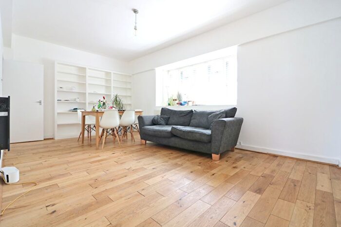 3 Bedroom Flat To Rent In Victoria Court, Kingsbridge Avenue, Ealing, London, W3