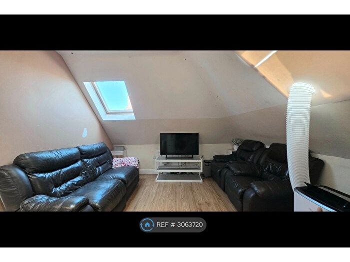 2 Bedroom Flat To Rent In Rickmansworth Road, Watford, WD18