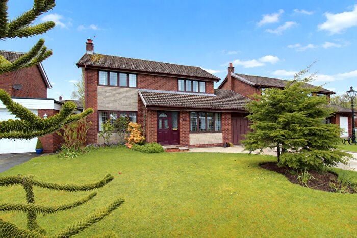 3 Bedroom Detached House For Sale In Dovedale Close, Leyland, Lancashire, PR25