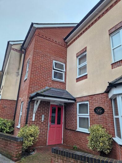 2 Bedroom Flat To Rent In St. Saviours Crescent, Luton, LU1