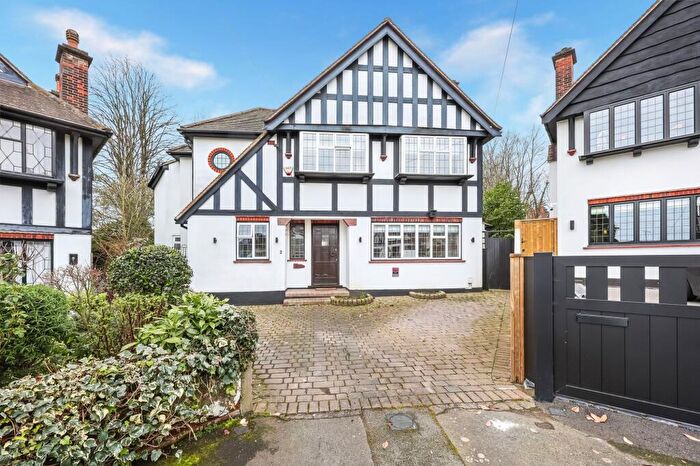 4 Bedroom Detached House For Sale In Belmont Close, Woodford Green, IG8