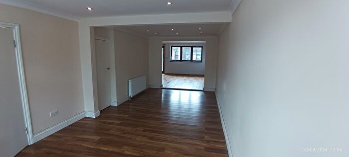 3 Bedroom Semi-Detached House To Rent In Hanover Gardens, Ilford/Barkingside, IG6